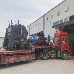 1000*700液压对辊制砂机，1210反击破发往四川